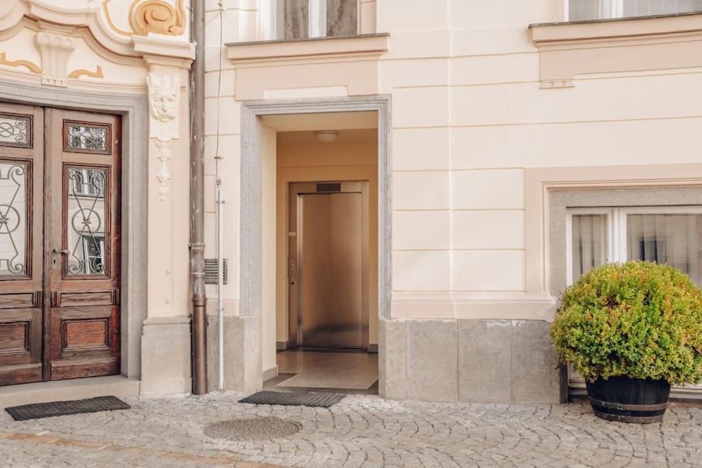 Magnificent Historical Penthouse In The Heart Of Pragueアパートメント エクステリア 写真